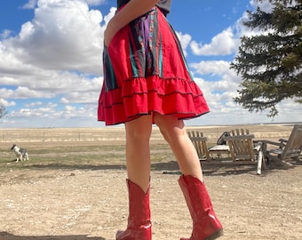 Falda con vuelo con volantes y estampado rojo del sudoeste vintage