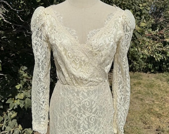 Vestido largo entallado de satén y encaje estilo eduardiano vintage de los años 70 con hombros abullonados