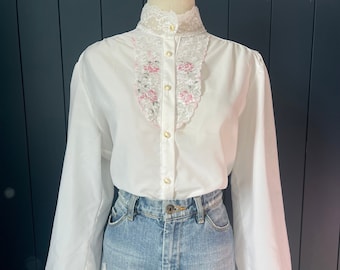 Bluzka z wysokim kołnierzem w stylu vintage z lat 70. z koronką w kolorze białym, kwiatowym koronkowym karczkiem i perłowymi guzikami
