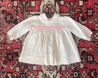 Vestido vintage para bebé: Algodón color marfil con bordado floral rosa (6 meses)