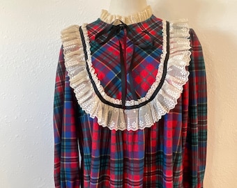 Abito/camicia da notte vintage JC Penney con volant, collo alto e carré in flanella scozzese