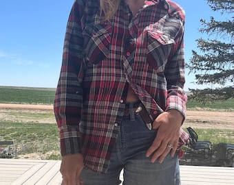 Camisa vintage de franela a cuadros rojos Wrangler de los años 90 con botones de perlas.