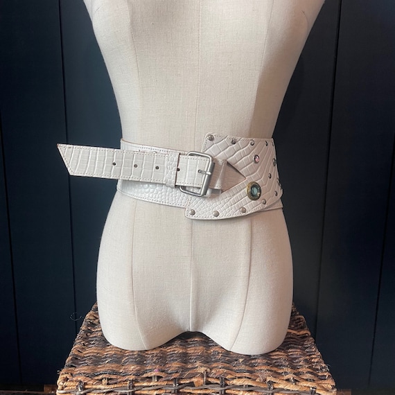 Vintage White Croc Stamped Asymmetrical Laser Cut Gemstone  display picture 2