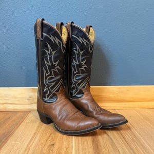 Vintage Tony Lama bruine tweekleurige cowgirl-laarzen met vlamsteek, maat 6,5