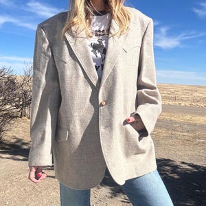 Chaqueta deportiva estilo western de dos botones con detalle de ante en los codos de Brad Whitney, años 70