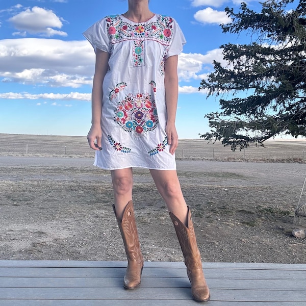 Vintage White Short Sleeve Floral Embroidered Mexican Dress