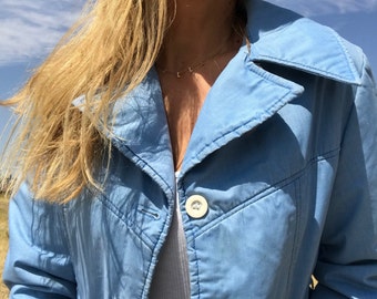 Klasyczny płaszcz typu western trench w stylu lat 70. w kolorze baby blue, wiązany paskiem