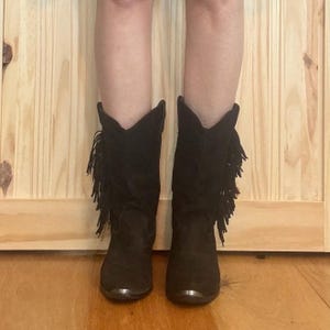 Vintage zwarte suède cowgirl-laarzen met franje en zilveren teenbeschermer, maat 8,5 "