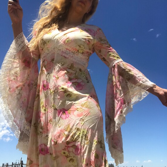 Vintage 70s Pink Floral & Lace Bell Sleeve Boho Dr