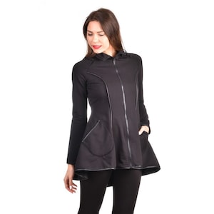 Könnte beinhalten: Schwarze Kapuzenjacke mit Reißverschluss und ausgestelltem Saum. Die Jacke hat zwei Taschen und einen kontrastierenden schwarzen Besatz.