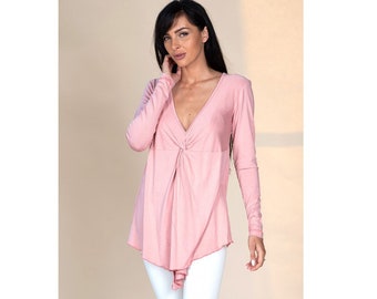 Vrouwelijke knoopblouse in lichtroze