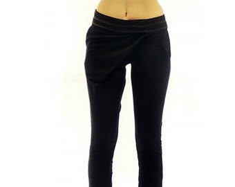 Puede incluir: Pantalón negro con un diseño de envoltura único en la cintura. El pantalón es ajustado y tiene una pierna estrecha.