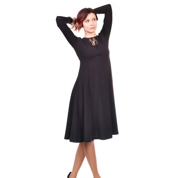 Robe noire longueur genou avec élément dentelle / robe midi / robe manches longues / robe longueur genou / robe jersey / robe décontractée / robe évasée