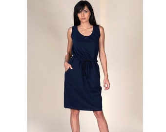 Robe sans manches nouée à la taille