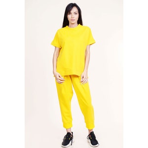 Gelbes Damen Set, aus Kurzarmbluse, und 7/8 Beine Hose