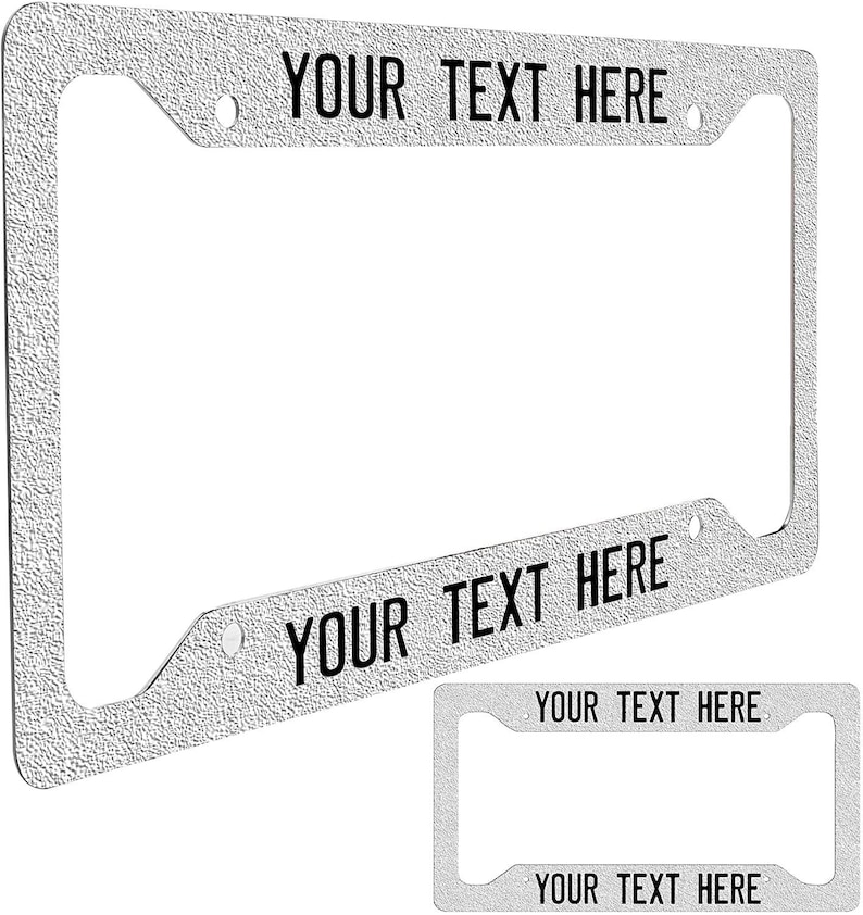 Puede incluir: Marco de matr&iacute;cula de coche plateado con superficie texturizada. El marco tiene dos l&iacute;neas de texto negras que dicen "YOUR TEXT HERE".