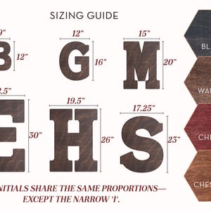 K&ouml;nnte beinhalten: Holzbuchstaben-Ausschnitte in verschiedenen Gr&ouml;&szlig;en und Farben. Das Bild zeigt die Buchstaben B, G, M, E, H und S mit Abmessungen in Zoll. Farboptionen sind Schwarz, Walnuss, Kirsche und Kastanie. Der Text lautet "SIZING GUIDE" und "ALL INITIALS SHARE THE SAME PROPORTIONS&mdash;EXCEPT THE NARROW 'I.'"