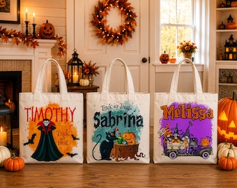 Könnte beinhalten: Drei cremefarbene Stofftaschen mit Halloween-Motiven. Die linke Tasche zeigt einen Vampir und den Namen Timothy. Die mittlere Tasche zeigt eine schwarze Katze, einen Kürbis und den Namen Sabrina. Die rechte Tasche zeigt Zwerge und den Namen Melissa.