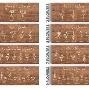 Puede incluir: Un conjunto de ocho letreros de madera con dise&ntilde;os florales dorados y nombres. Los letreros presentan las frases "Grandma's Garden", "Mom's Garden", "Auntie Sophia's Garden", "We Love You Mom", "Mama's Kitchen", "We Love You Grandma", "Grandmama's Treasures" y "Grandma's Garden".