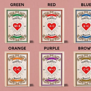 Puede incluir: Seis cajas de cerillas de madera con diferentes fondos de colores. Cada caja tiene un coraz&oacute;n con una combinaci&oacute;n de letras en su interior y el texto "The Perfect Match" sobre el coraz&oacute;n. Los colores son verde, rojo, azul, naranja, morado y marr&oacute;n.