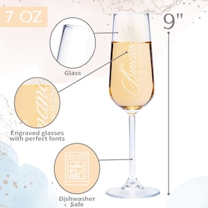 Puede incluir: Una copa de champ&aacute;n transparente llena de un l&iacute;quido dorado, grabada con el nombre "Amanda" y "Maid of Honor". La copa mide 23 cm de alto y contiene 207 ml. La imagen tambi&eacute;n muestra un primer plano de la copa y un icono apto para lavavajillas.