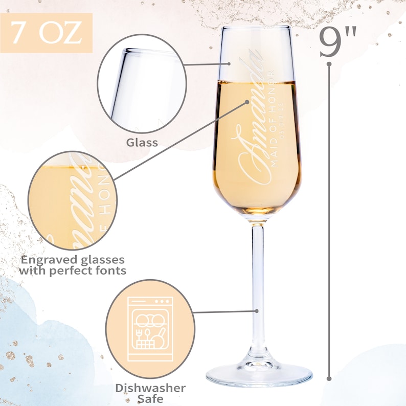 Puede incluir: Una copa de champ&aacute;n transparente llena de un l&iacute;quido dorado, grabada con el nombre "Amanda" y "Maid of Honor". La copa mide 23 cm de alto y contiene 207 ml. La imagen tambi&eacute;n muestra un primer plano de la copa y un icono apto para lavavajillas.