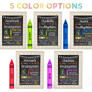Puede incluir: Cinco dise&ntilde;os de crayones de diferentes colores con un letrero de pizarra para el primer d&iacute;a de jard&iacute;n de infantes de un ni&ntilde;o. Cada letrero tiene un nombre, una edad y cosas que les gustan diferentes. Los letreros est&aacute;n enmarcados con un dise&ntilde;o de regla.