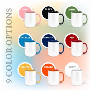 Puede incluir: Nueve opciones de color para una taza de cer&aacute;mica blanca con un borde y un asa de color. Los colores son rosa, negro, verde, azul cielo, azul real, rojo, amarillo, naranja y blanco.