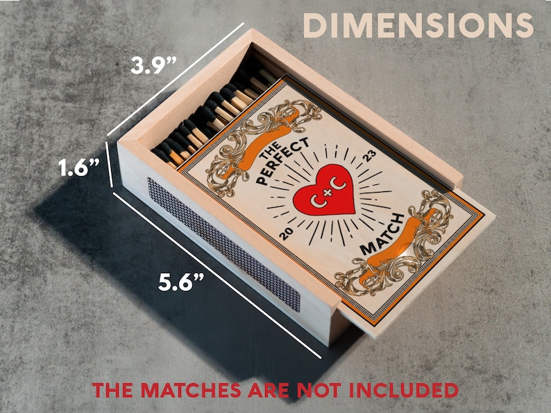 Puede incluir: Una caja de cerillas de madera con una etiqueta blanca que dice "The Perfect C+C Match" con un coraz&oacute;n rojo y detalles dorados. La caja de cerillas mide 14,2 cm de largo, 9,9 cm de ancho y 4,1 cm de alto.