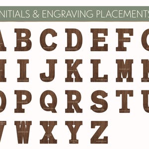 K&ouml;nnte beinhalten: Darstellung von Holzbuchstaben des Alphabets, jeweils mit einer dunkelbraunen Holzmaserung. Die Buchstaben sind in Reihen angeordnet, mit dem Text "INITIALS & ENGRAVING PLACEMENTS" oben. Jeder Buchstabe hat Platz f&uuml;r eine Gravur.