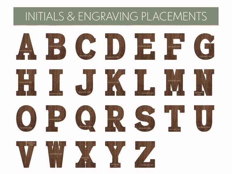 K&ouml;nnte beinhalten: Darstellung von Holzbuchstaben des Alphabets, jeweils mit einer dunkelbraunen Holzmaserung. Die Buchstaben sind in Reihen angeordnet, mit dem Text "INITIALS & ENGRAVING PLACEMENTS" oben. Jeder Buchstabe hat Platz f&uuml;r eine Gravur.