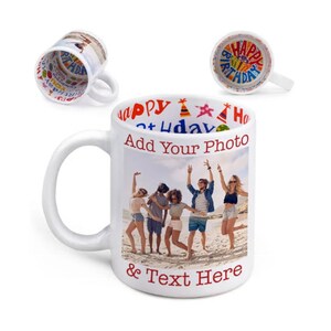 Puede incluir: Taza de cer&aacute;mica blanca con un dise&ntilde;o colorido de "Feliz cumplea&ntilde;os" alrededor del borde. La taza presenta una foto de un grupo de amigos en una playa con el texto "A&ntilde;ade tu foto y tu texto aqu&iacute;".
