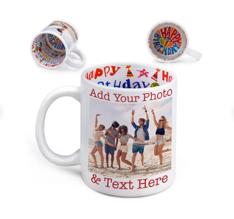 Puede incluir: Taza de cer&aacute;mica blanca con un dise&ntilde;o colorido de "Feliz cumplea&ntilde;os" alrededor del borde. La taza presenta una foto de un grupo de amigos en una playa con el texto "A&ntilde;ade tu foto y tu texto aqu&iacute;".