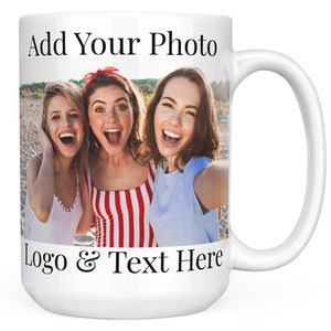 Puede incluir: Taza de cer&aacute;mica blanca con una foto de tres mujeres sonriendo y tom&aacute;ndose una selfie en una playa. El texto "Add Your Photo" est&aacute; en la parte superior de la taza y "Logo & Text Here" est&aacute; en la parte inferior.