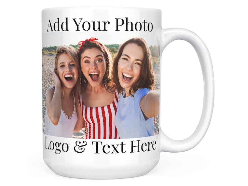 Puede incluir: Taza de cer&aacute;mica blanca con una foto de tres mujeres sonriendo y tom&aacute;ndose una selfie en una playa. El texto "Add Your Photo" est&aacute; en la parte superior de la taza y "Logo & Text Here" est&aacute; en la parte inferior.