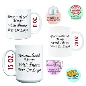 Puede incluir: Tazas de cer&aacute;mica blanca con texto negro que dice "Tazas personalizadas con foto, texto o logotipo". Las tazas est&aacute;n disponibles en tama&ntilde;os de 11, 15 y 20 onzas. Las tazas est&aacute;n impresas en ambos lados y son aptas para microondas y lavavajillas.
