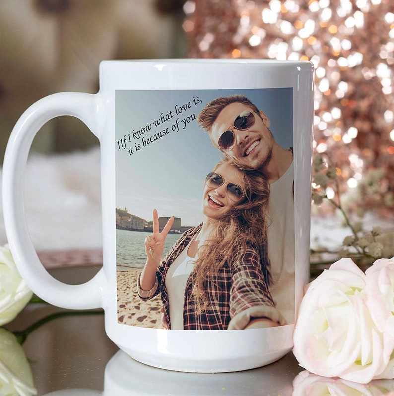 Puede incluir: Taza de caf&eacute; de cer&aacute;mica blanca con una foto de una pareja en una playa. El texto en la taza dice "Si s&eacute; lo que es el amor, es por ti."