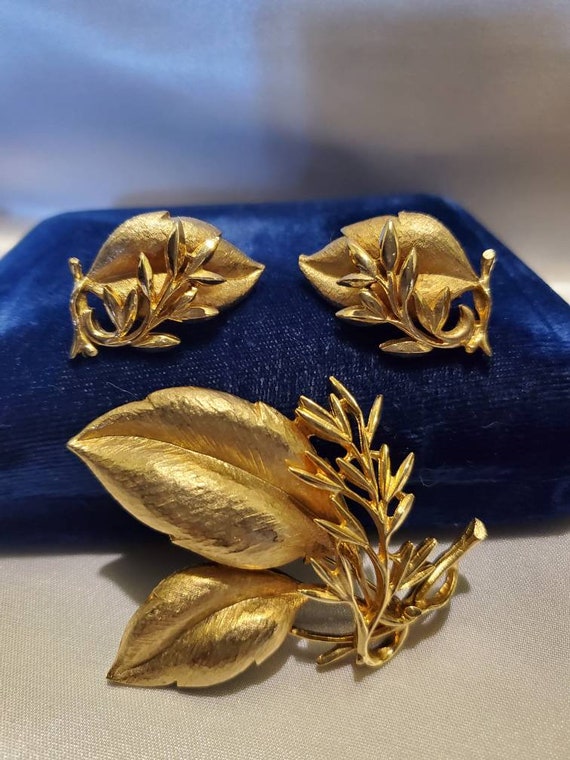 Vintage Sarah Coventry Gold Tone Leaf Brooch and Earrings  Gold Leaf Brooch and Earring Set main image 1