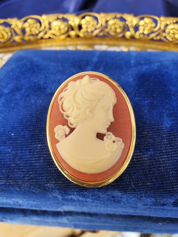 Vintage CROWN TRIFARI Cameo Pin/Brooch signed - image 1