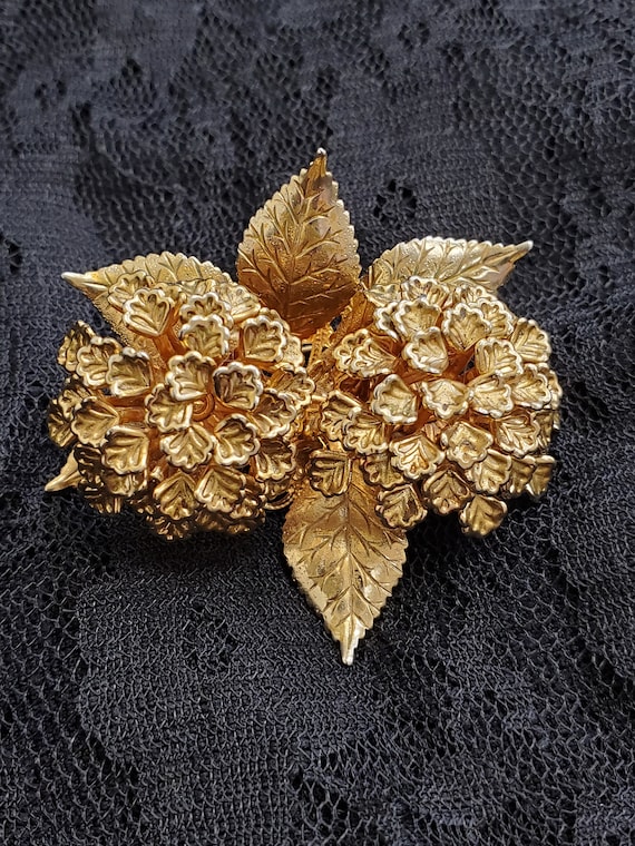 Vintage gold filigree double flower brooch 1960s v