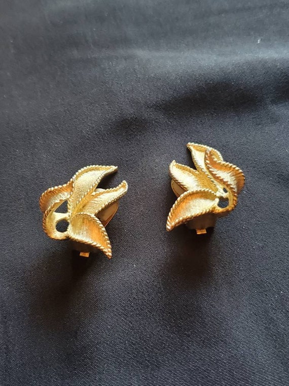 Vintage Emmons Gold Leaf Earrings, brushed gold t… - image 3