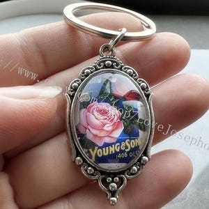Blommor med cabochon, nyckelring med blommig cabochon