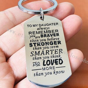 A mi hija siempre recuerda que eres más valiente de lo que crees MÁS FUERTE de lo que pareces MÁS INTELIGENTE de lo que piensas y AMADO más de lo que sabes