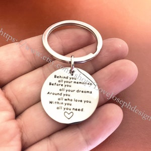 Detrás de ti, todos tus recuerdos, ante ti, todos tus sueños, a tu alrededor, todos los que te aman. Dentro de ti, todo lo que necesitas llavero de regalo de corazón Llavero de regalo