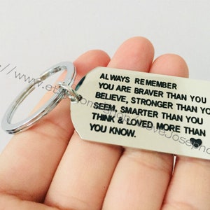 Recuerda siempre que eres más valiente de lo que crees MÁS FUERTE de lo que pareces MÁS INTELIGENTE de lo que piensas y AMADO más de lo que sabes llavero con letras
