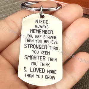 Sobrina Siempre recuerda que eres más valiente de lo que crees MÁS FUERTE de lo que pareces MÁS INTELIGENTE de lo que piensas y AMADO más de lo que crees llavero