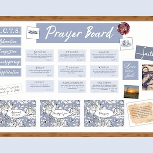 Puede incluir: Un tablero de oración con marco de madera con secciones "A.C.T.S.", "Prayer Board" y "Faith". Incluye tarjetas para "Padres", "Amigos", "Salud", etc. Presenta detalles florales y citas inspiradoras.