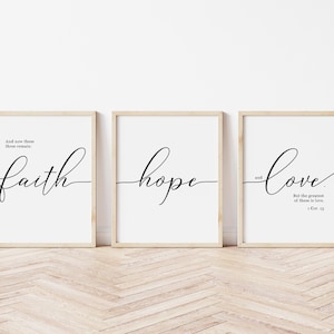Può includere: Tre stampe incorniciate con sfondi bianchi e calligrafia nera. Le stampe recitano "E ora queste tre rimangono: fede", "speranza", e "e amore. Ma il più grande di questi tre è l'amore. 1 Cor. 13"