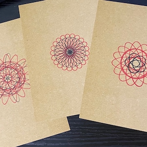 Trio de cartões postais feitos à mão vermelhos e azuis do Spirograph em cartão reciclado - vazio no verso para sua mensagem