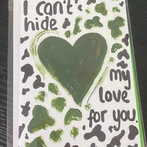 Green Camo "No puedo ocultar mi amor por ti" diseño estrella (único en su clase) Tarjeta de felicitación hecha a mano A6 - en blanco en el interior para su mensaje